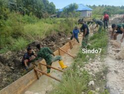 Personel Satgas TMMD Ke-127 Kodim 1514/Morotai Laksanakan Pemasangan Mal dan Pengecoran Drainase di Gotalamo