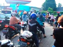 Khawatir Kehabisan, Warga Ramai-ramai Antrean di SPBU Kota Kisaran.