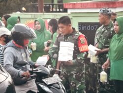 Berbagi Kebahagiaan di Bulan Suci Ramadan, Koramil Kokonao dan Koramil Timika Bagikan Takjil kepada Pengguna Jalan