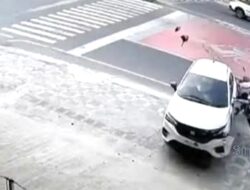 Mobil Tabrak Pejalan Kaki dan Toko Minuman di Simpang Barat Usai Tabrak Satu Unit Sepeda Motor 