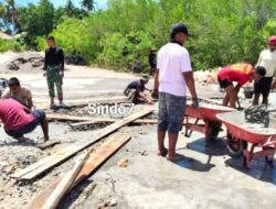 Personel TMMD Ke-127 Kodim 1514/Morotai Laksanakan Pengecoran Plat Deker Gorong-Gorong di Desa Gotalamo