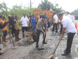 Program Belida Polda Sumsel,Personel Bersama PU Kota Palembang Bersihkan dan Tambal Jalan Rusak