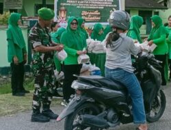 Ramadan Penuh Berkah, Koramil 1710-07/Mapurujaya Berbagi Takjil untuk Warga.