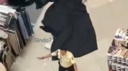 Wanita Jatuh dari Lantai 4 dan Langsung Pengunjung Plaza Medan Fair Heboh.