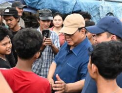 Presiden Prabowo Mendadak Kunjungi Warga Yang Tinggal di Pinggiran Rel Kereta Api.