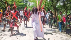 Pengamanan Humanis Babinsa Mapurujaya di Prosesi Ibadah dan Jalan Salib