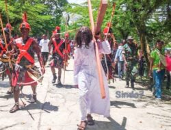 Pengamanan Humanis Babinsa Mapurujaya di Prosesi Ibadah dan Jalan Salib