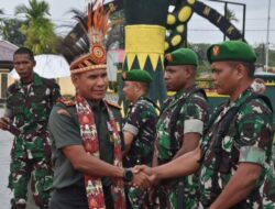 Kodim 1710/Mimika Gelar Tradisi Penyambutan Dandim dan Ketua Persit KCK