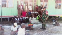 Babinsa Koramil Mapurujaya Laksanakan Komsos Bersama Warga Kampung Fanamo