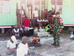 Babinsa Koramil Mapurujaya Laksanakan Komsos Bersama Warga Kampung Fanamo