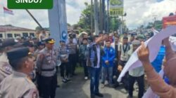 Tuntutan Massa di Depan Mapolres Dairi, Meminta Kapolri Mencopot AKBP Otniel Siahaan dari Kapolres Dairi.
