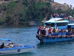 Keluarga Korban Tabur Bunga di Perairan Danau Toba dikarenakan Tidak Ditemukan.
