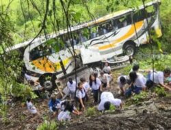 Bus Rombongan Anak Sekolah Minggu Masuk Jurang di Toba