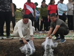 Bupati Humbang Hasundutan Senam Bersama dan Tabur Benih Ikan di Batalyon Infanteri TP 955/HS
