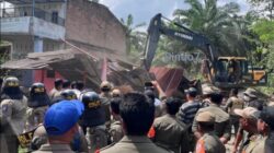 Dari Tim Gabungan Pemkab Deliserdang Bongkar Rumah Tak Miliki IMB di Jalan Tirta Deli