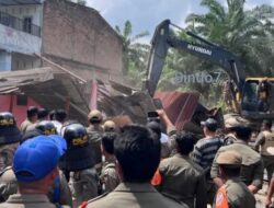 Dari Tim Gabungan Pemkab Deliserdang Bongkar Rumah Tak Miliki IMB di Jalan Tirta Deli
