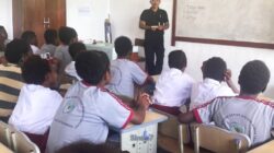 Satgas TMMD Ke-128 Kodim 1710/Mimika Beri Penyuluhan Bahaya Narkoba dan Lem Aibon kepada Pelajar