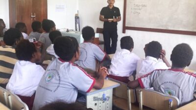 Satgas TMMD Ke-128 Kodim 1710/Mimika Beri Penyuluhan Bahaya Narkoba dan Lem Aibon kepada Pelajar