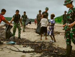 Aksi Bersih Pantai Keakwa oleh Satgas TMMD Kodim 1710/Mimika