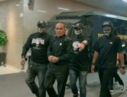 Eks Kasat Narkoba Polres Kubar AKP Deky Tiba di Bareskrim, Tangan Diborgol.
