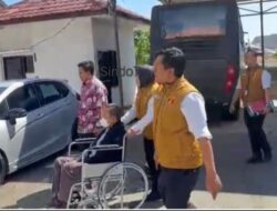 Penyidik Ditreskrimsus Polda Bengkulu Limpahkan Tersangka Mantan Dirut Bank Bengkulu ke Kejari.