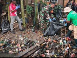 Kegiatan Gotong Royong Bersihkan Kali, dan Babinsa Timika Turun Langsung Bantu Warga.