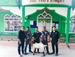 Kepedulian Pengurus IPK Oleh Ketua Pardeling Simanjuntak dan Sariaman Situmorang Meyerahkan Kambing Kurban Ke Pengurus Masjid Al’Muttaqin .