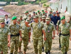 Wapang TNI Tinjau Yonif TP 842/Badak Sakti, Dukung Pertahanan dan Ekonomi Daerah