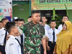 Danrem 031/Wira Bima Pimpin Aksi Bersih-Bersih di Sekolah Kartika Pekanbaru, Tanamkan Budaya Peduli Lingkungan kepada Para Pelajar