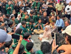 Ketua DPRD Sumut, Temuin Massa Aksi BEM USU dan Terima Sembilan Tuntutan Mahasiswa.