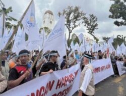 Ribuan Massa Gelar Aksi Dukungan Keberlanjutan Program MBG di Depan Kantor Gubsu.