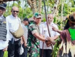 Dandim 1710/Mimika Ajak Warga Jaga Persaudaraan dalam Prosesi Perdamaian Perang Suku di Kwamki Narama