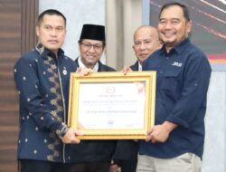 Hadiri HUT ke-6 JMSI dan HPN 2026, Pangdam XIX Tuanku Tambusai Terima Pin Emas Mitra Strategis Kebangsaan