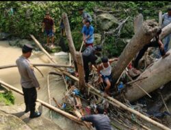 Warga Tanah Jawa Hanyut Di Sungai Bah Tongguran, Kapolsek Banuara Manurung Turun Langsung Pimpin Pencarian