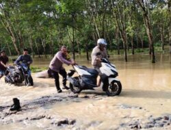Tidak Kenal Lelah, Personel Polsek Bosar Maligas Bantu Korban Bencana Alam