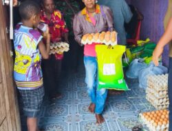 Memeriahkan Perayaan Sepak Bola Piala Dunia 2026, Kepala Suku Kampung Malompo Distrik Arso Barat Berbagi Kasih Pada Sesama