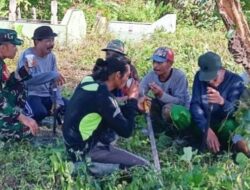 Babinsa Koramil Mapurujaya Bersama Warga Bersihkan TPU Kampung Hiripau