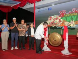 Wali Kota Wesly Pukul Gong Tanda Dibukanya Festival Rakyat dan Nobar Bola Gembira