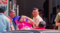 Siswi Korban Kecelakaan Datangi Kantor Bank Demi Urus Program Indonesia Pintar.