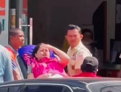 Siswi Korban Kecelakaan Datangi Kantor Bank Demi Urus Program Indonesia Pintar.