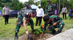 Hijaukan Kampung, Sejahterakan Warga! Satgas TMMD Ke-129 Tanam 500 Pohon Produktif untuk Masa Depan Masyarakat Sesor