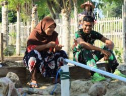 Di Balik Pekerjaan Fisik TMMD, Tersimpan Kisah Hangat Anggota TNI Bersama Mama Angkat