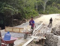 Rehab Jembatan TMMD Ke-129 Pengecoran Bagian Atas Jembatan Hampir Rampung, Akses Masyarakat Kampung Sesor Segera Lebih Aman dan Lancar