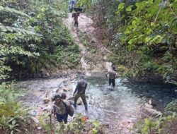Medan Terjal Tak Surutkan Semangat Anggota Satgas TMMD Ke-129, Gotong Royong Wujudkan Pembangunan di Kampung Sesor