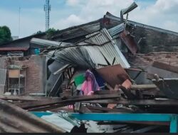 Tiang Listrik dari Beton ‘Terbang’ dan Timpa Warung Warga di Medan Johor