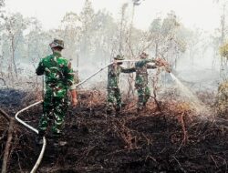 Hadapi Cuaca Panas Ekstrem, Kodam XIX/Tuanku Tambusai Perkuat Operasi Pemadaman Karhutla di Kampar