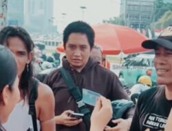 “Donasi Ditahan, Uang Cash Mengalir!” Viral Video Wanita Beri Segepok Uang Langsung ke Mas Botok di Depan Gedung DPR!