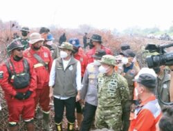Pangdam XIX Tuanku Tambusai Dampingi Menhut Cek Langsung Titik Api Karhutla Kerumutan