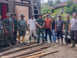 Bahu Membahu,Bhabinkamtibmas Polsek Dolok Batunanggar Bersama Koramil Gotong Royong Perbaiki Rumah Korban Angin Puting Beliung