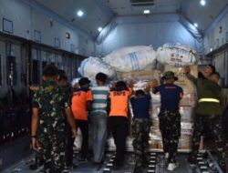 Hari Kedua Puluh Penanganan Gempa NTT, TNI Kirim 1.080,013 Ton Bantuan